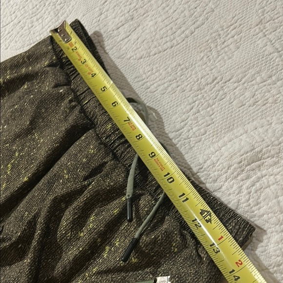 Lululemon Athletica Green Athletic/swim Shorts Lightweight Performance. Small - Picture 6 of 9